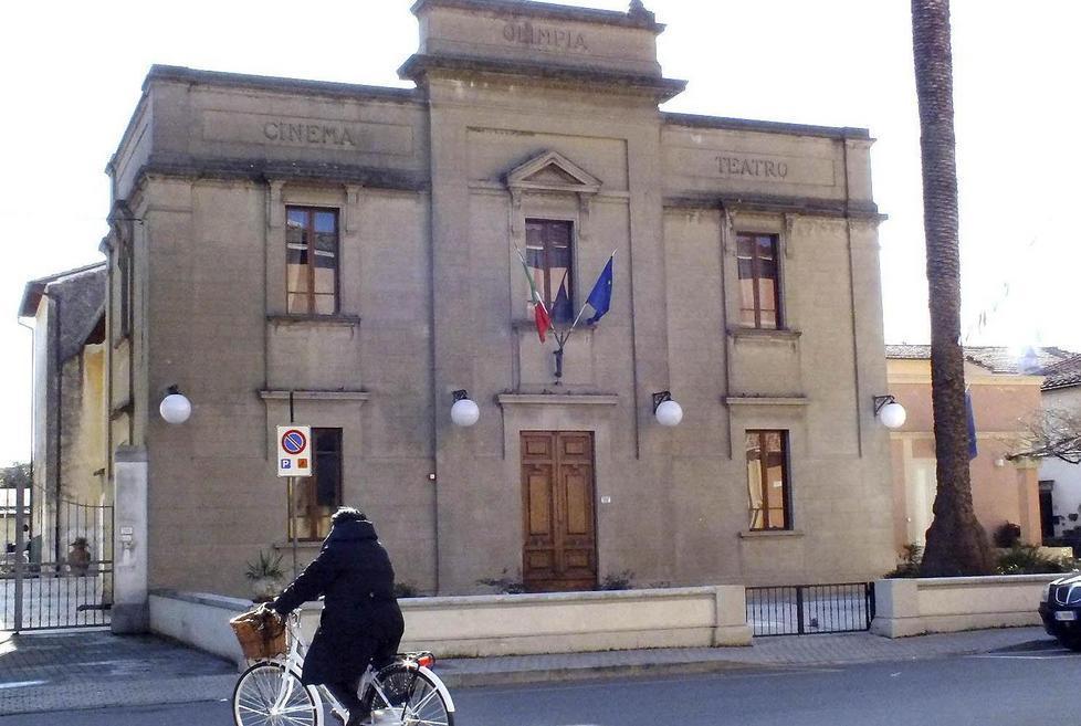 Lavori al teatro, rinviato lo spettacolo