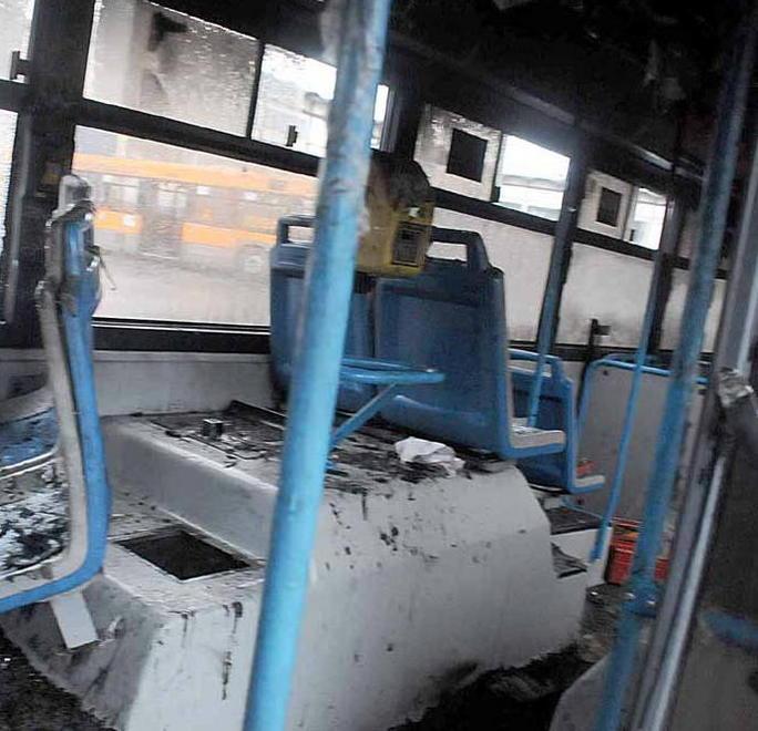 Brucia bus Atn, doveva essere demolito 