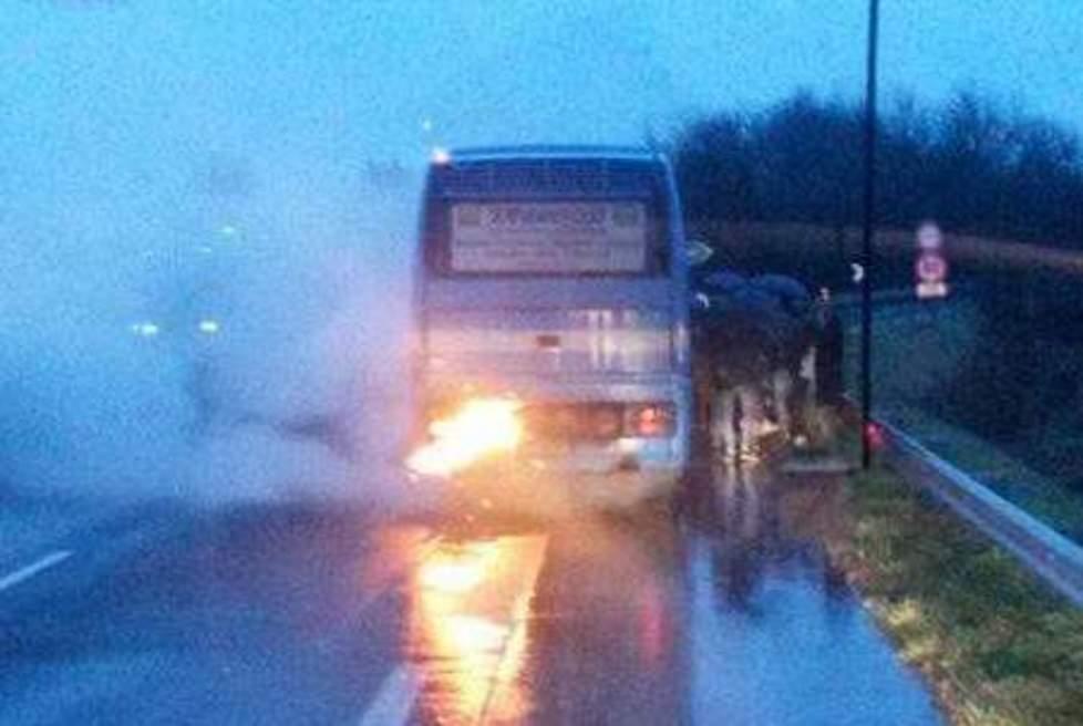 Il bus va a fuoco, tanta paura ma passeggeri illesi 