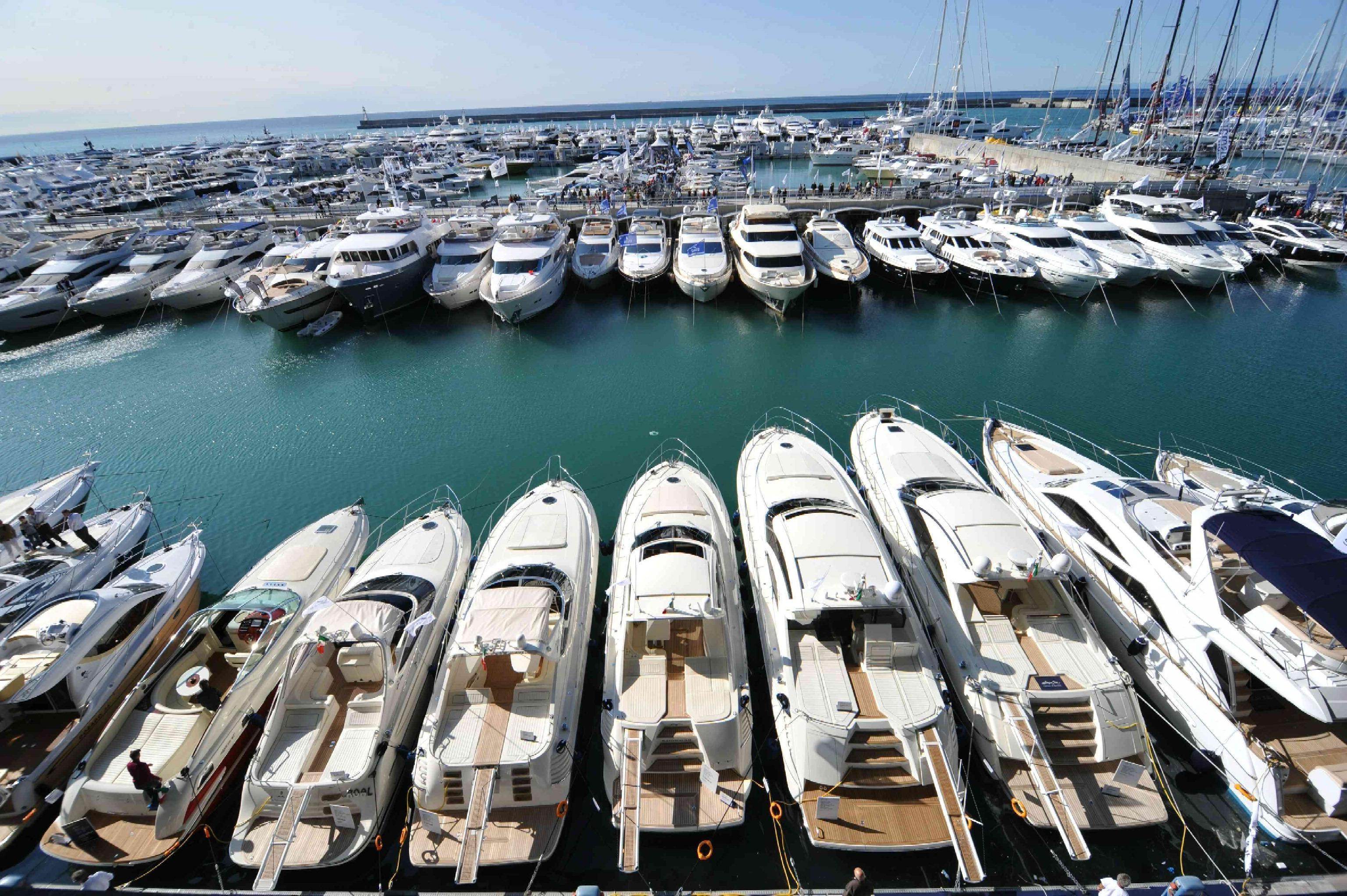 La nautica galleggia con i megayacht e il superdollaro 