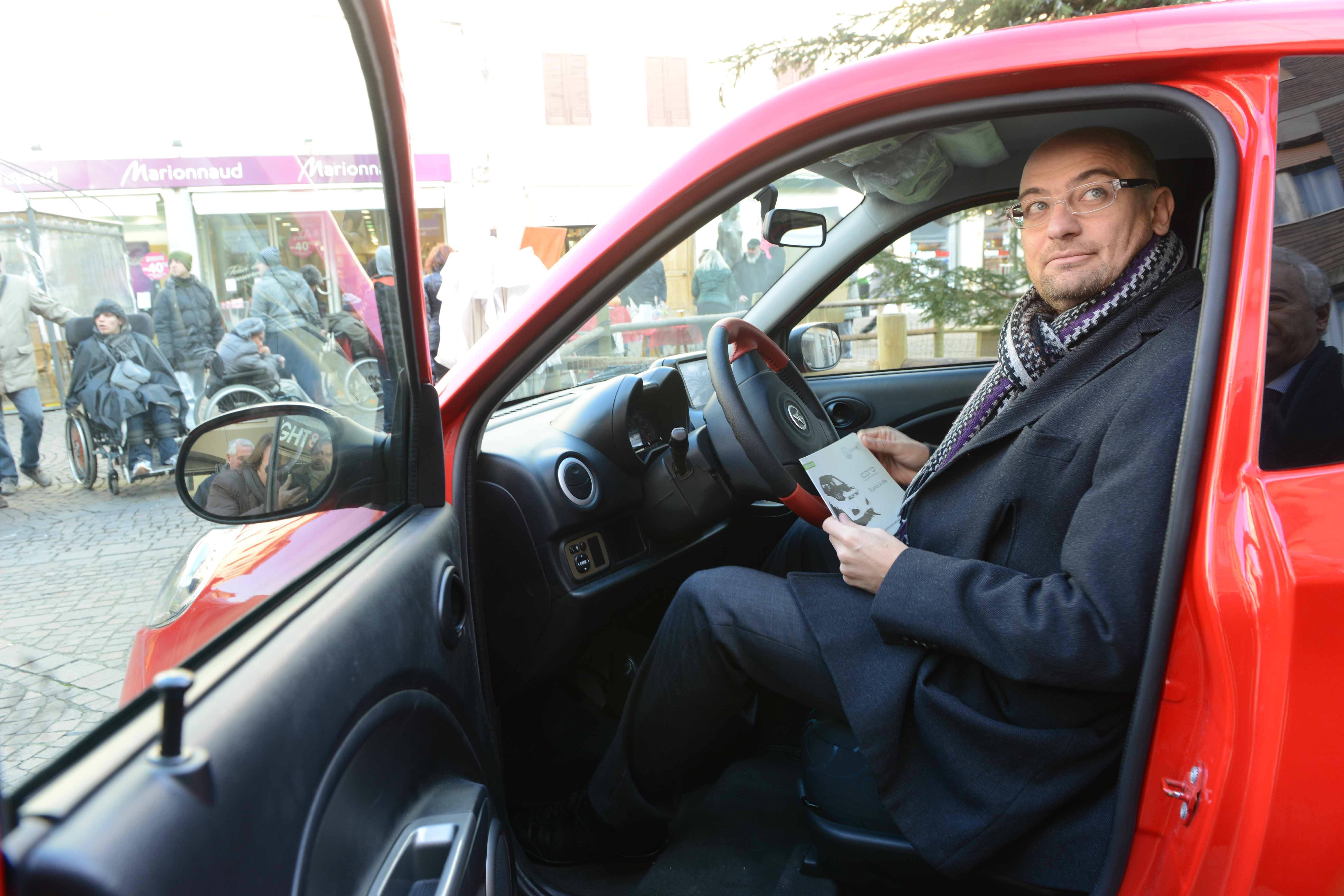 Il sindaco di Pontedera Simone MIllozzi alla guida di un'auto elettrica (foto Franco Silvi)