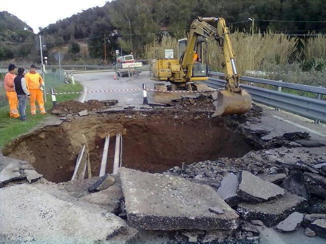 Una delle voragini nella zona del piano