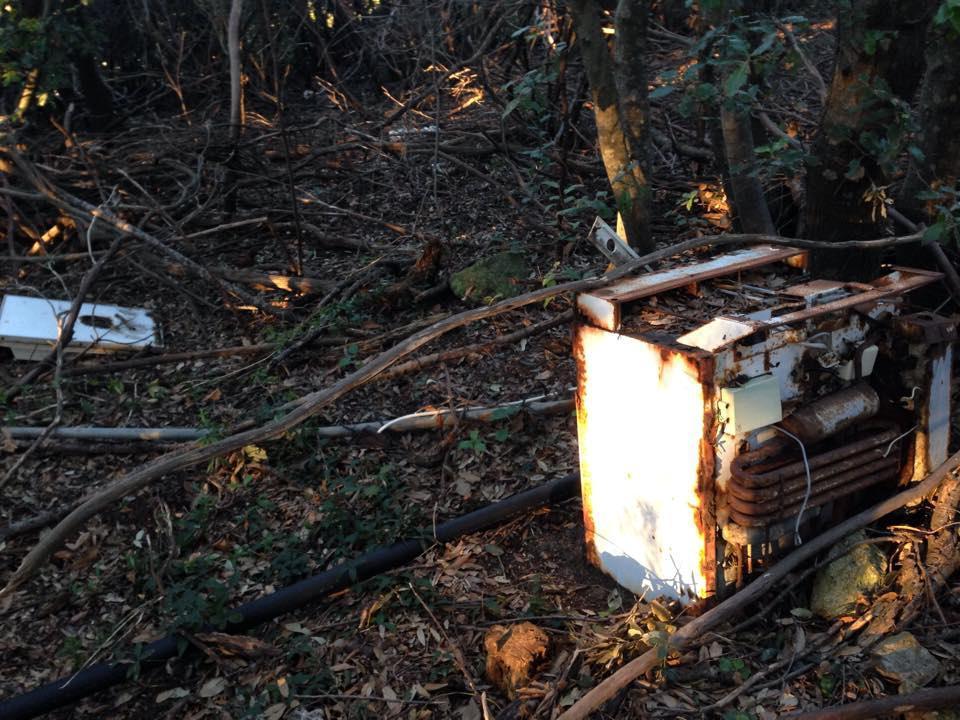 Discarica a cielo aperto alla Biodola