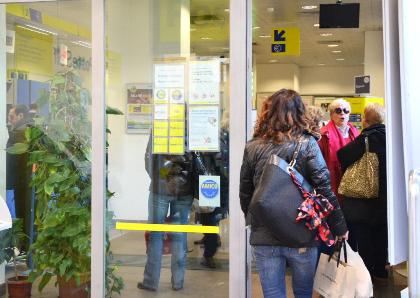 Cittadini in fila davanti all'ingresso di un ufficio postale (foto d'archivio)