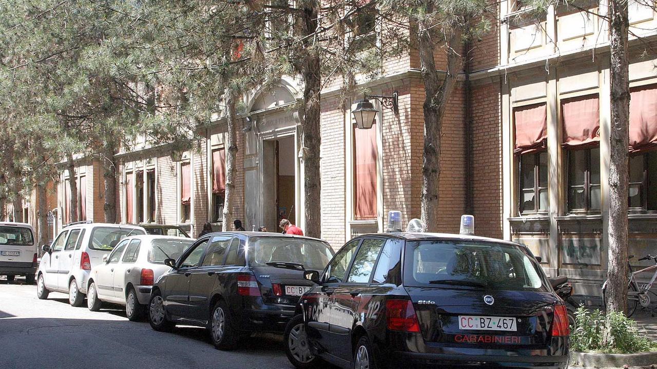 I carabinieri davanti all'Ipsia Taddia all'epoca dei fatti