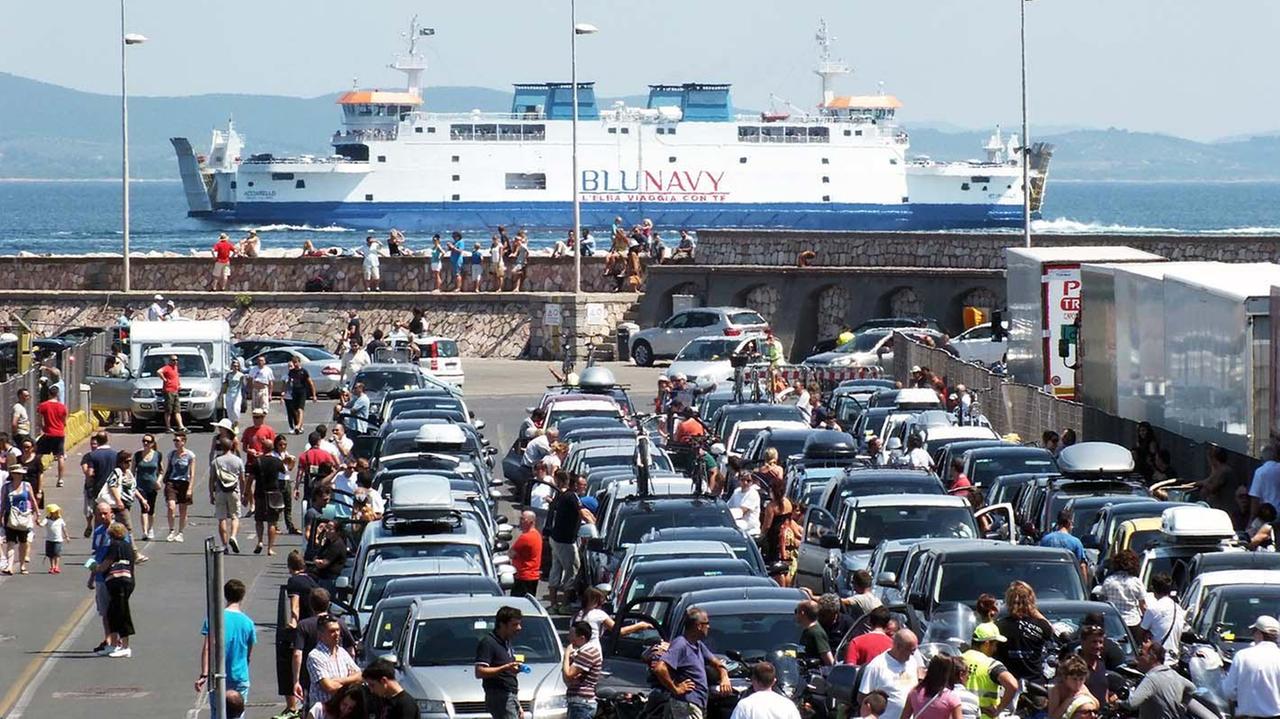 Turisti si imbarcano per l'Elba (foto Paolo Barlettani)
