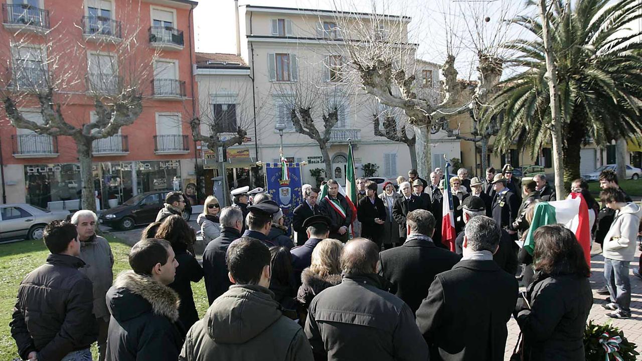 Una cerimonia ndi commemorazione dei martiri delle foibe di fronte al cippo di Montecatini