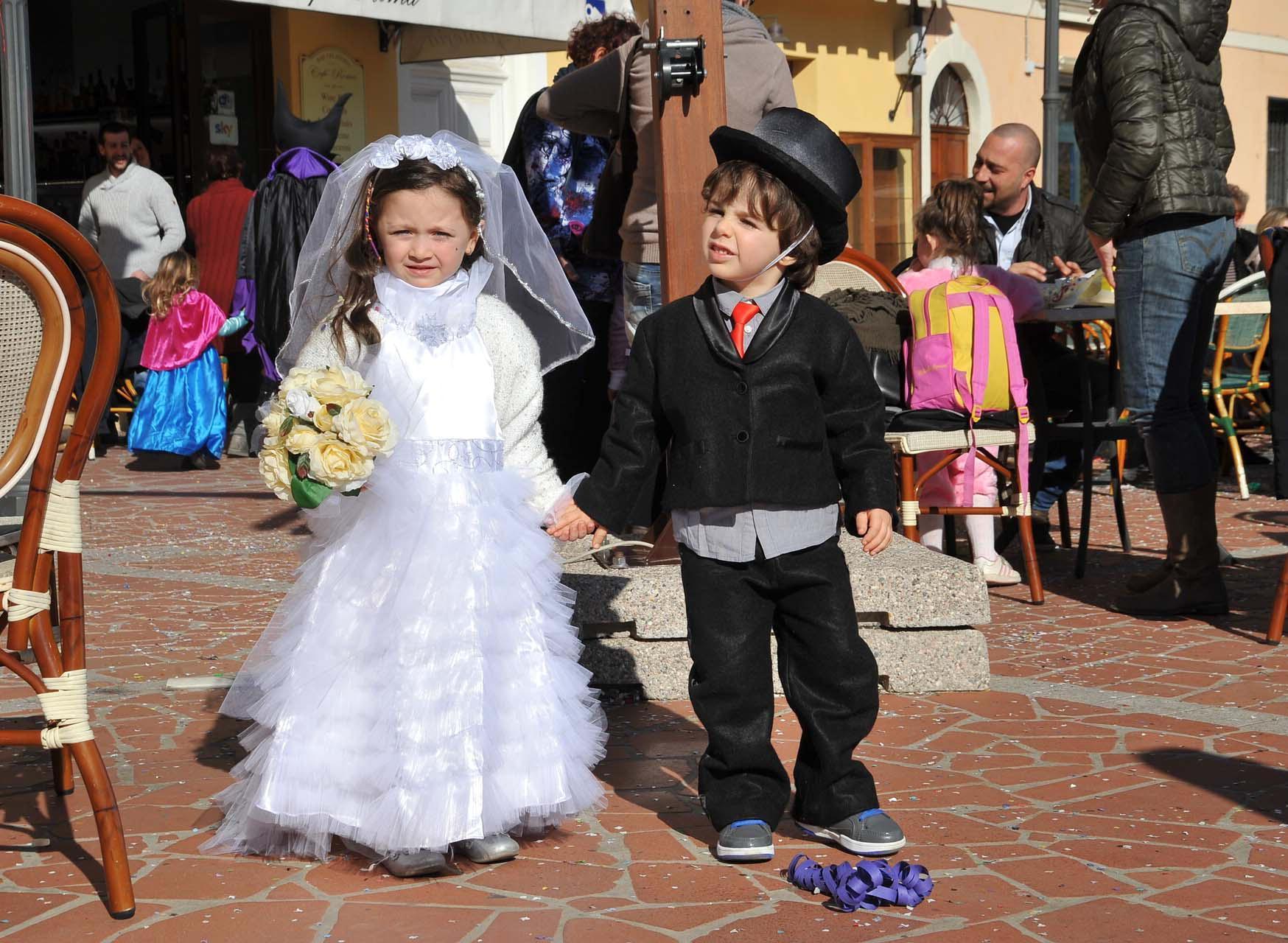 Due bambini mascherati al Carnevale di Porto Azzurro (foto Giò Di Stefano)