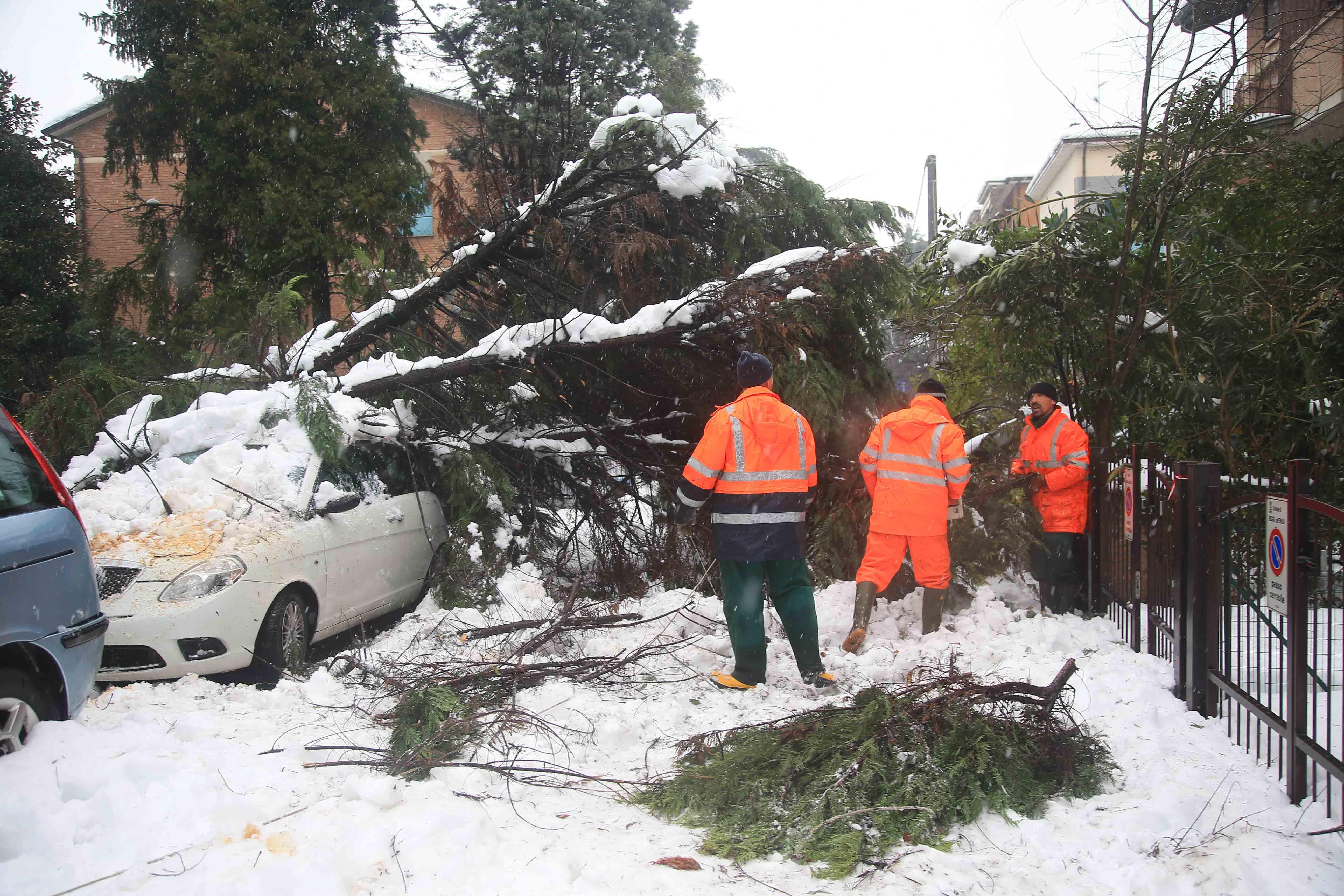 Black out, 10mila famiglie al buio e al gelo stanotte: ecco la mappa. Enel, il prefetto: "Costretto anch'io a chiamare il numero verde". Chiesto lo stato di emergenza: scatta la richiesta dei rimborsi - La diretta