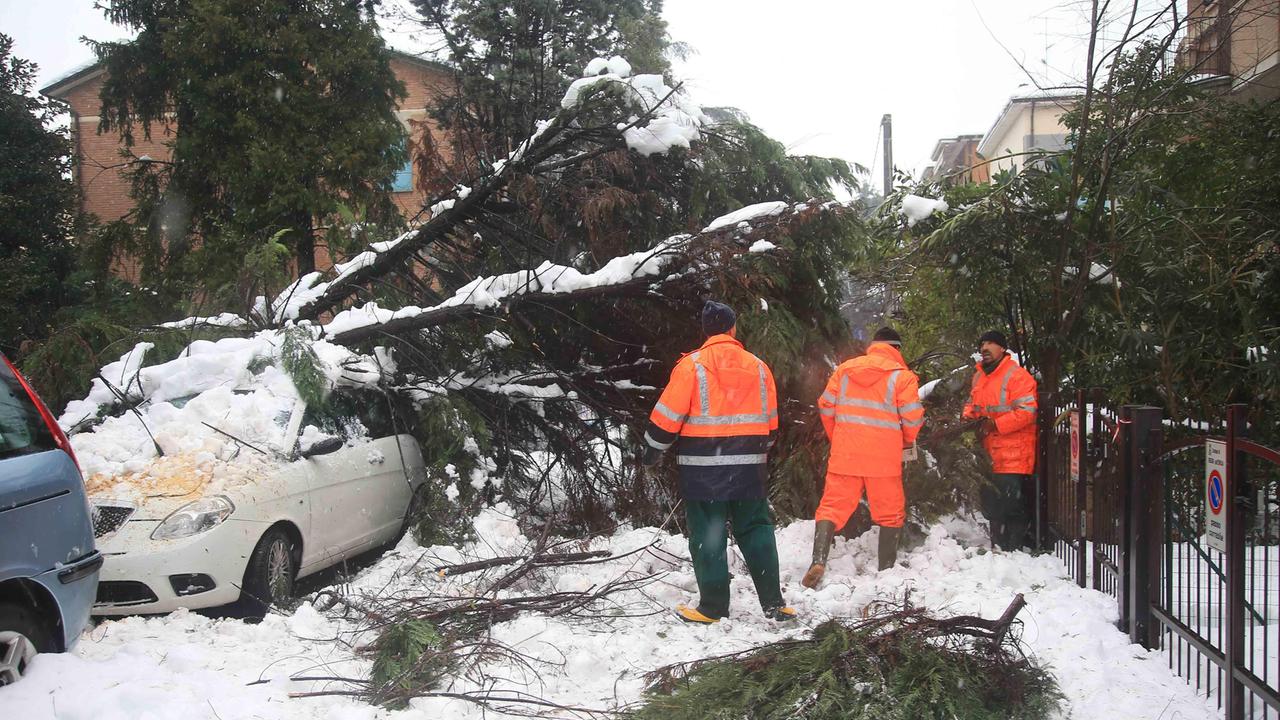 Black out, 10mila famiglie al buio e al gelo stanotte: ecco la mappa. Enel, il prefetto: "Costretto anch'io a chiamare il numero verde". Chiesto lo stato di emergenza: scatta la richiesta dei rimborsi - La diretta