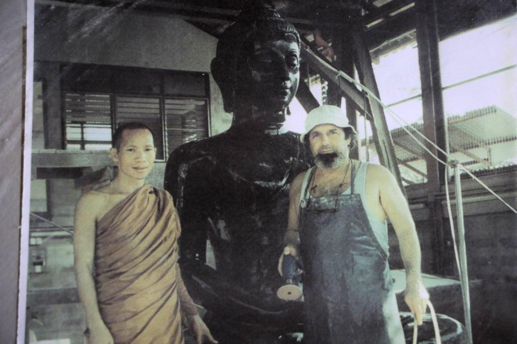 Paolo Viaggi  in Thailandia, il Budda e il monaco che gli commissionò l'opera