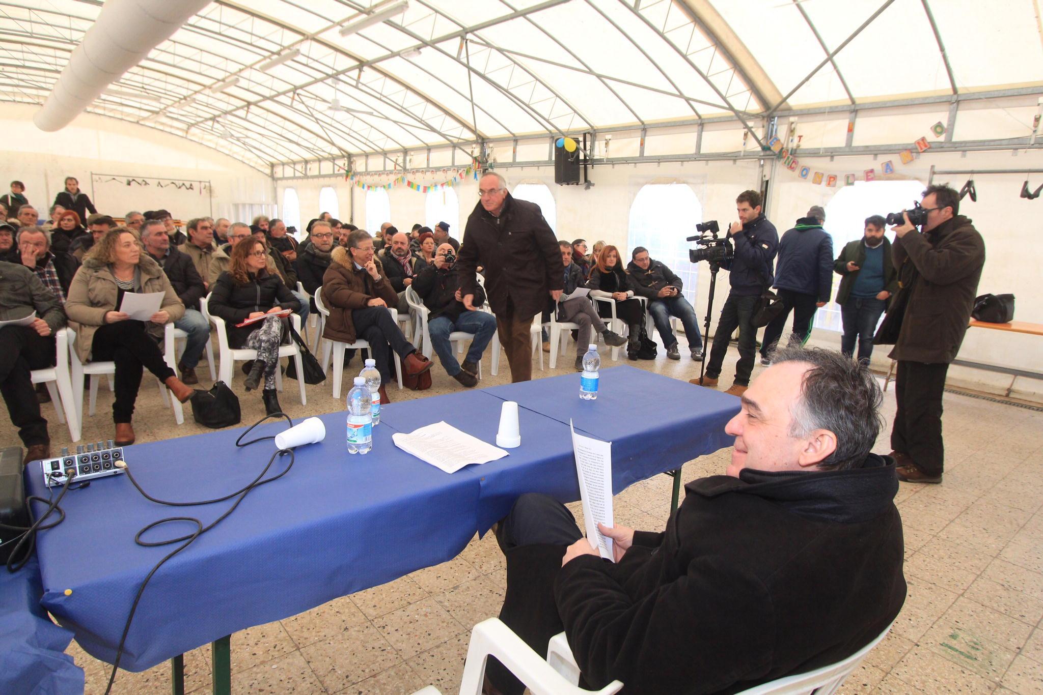 Enrico Rossi durante l'incontro nella tensostruttura (foto Enzo Russo)