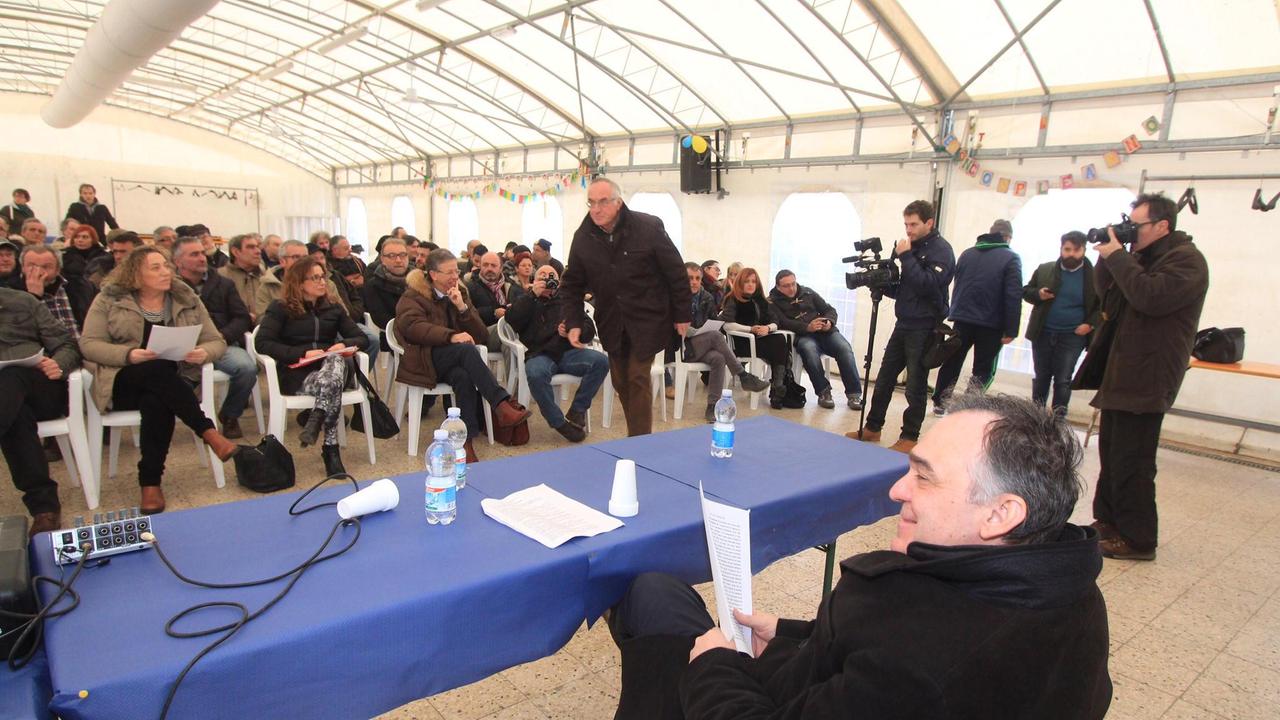 Enrico Rossi durante l'incontro nella tensostruttura (foto Enzo Russo)