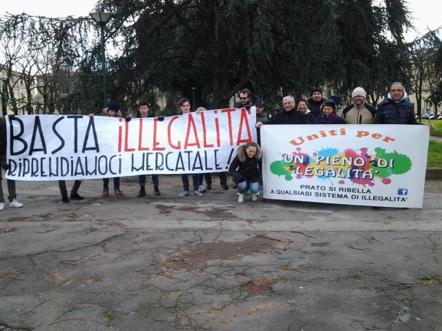La protesta in piazza Mercatale