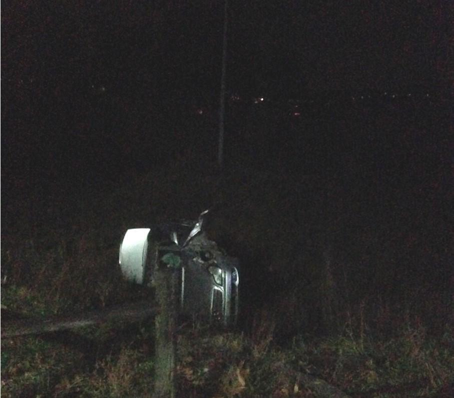 L'auto cappottata si è fermata nella scarpata a lato della strada