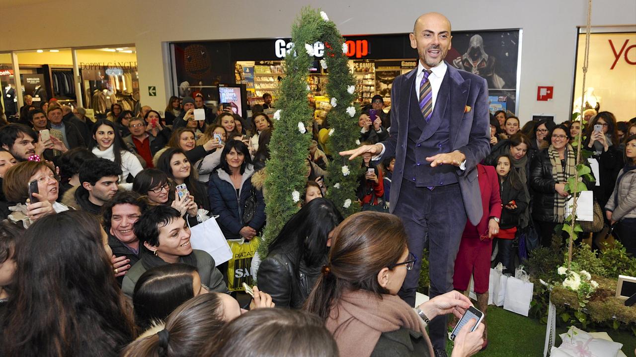 Il wedding planner Enzo Miccio circondato dai fan al Centro commerciale Aurelia Antica (foto Bf)