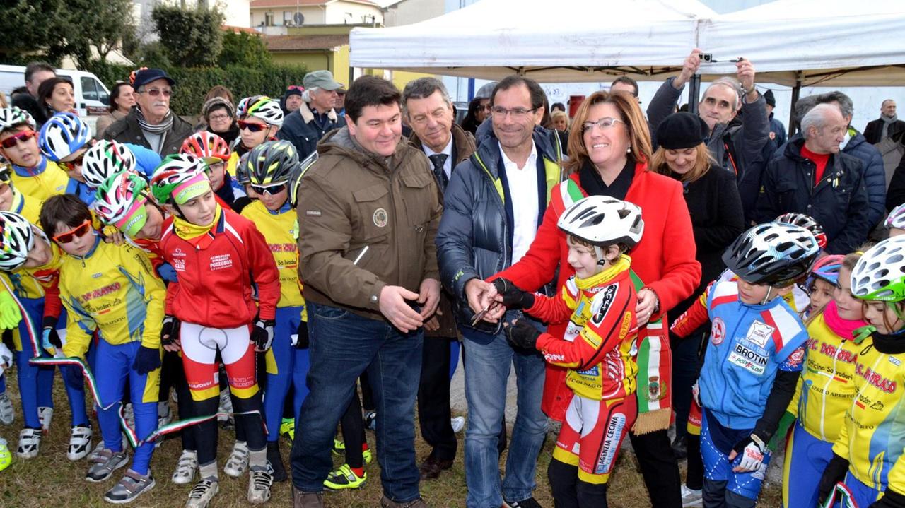 Taglio del nastro con il presidente dell’Uc Callaioli, il ct della nazionale Cassani e il sindaco Scarpellini (foto Breschi)