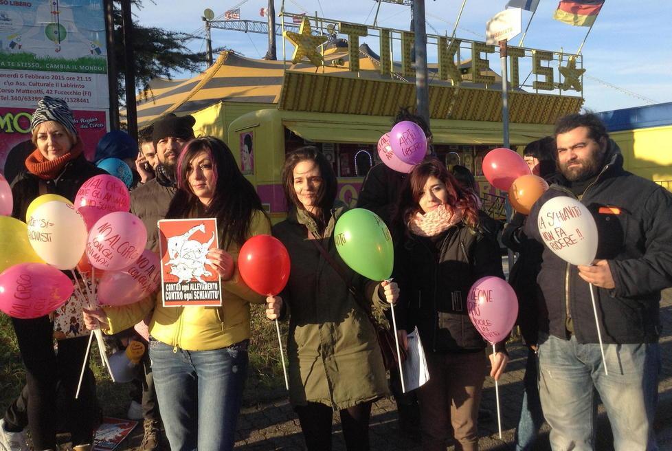 Gli animalisti durante la protesta contro il circo Moira Orfei