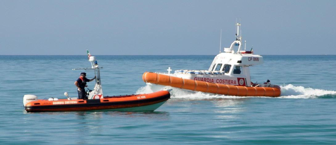 In una foto d'archivio l'intervento di alcuni mezzi della guardia costiera di Cecina