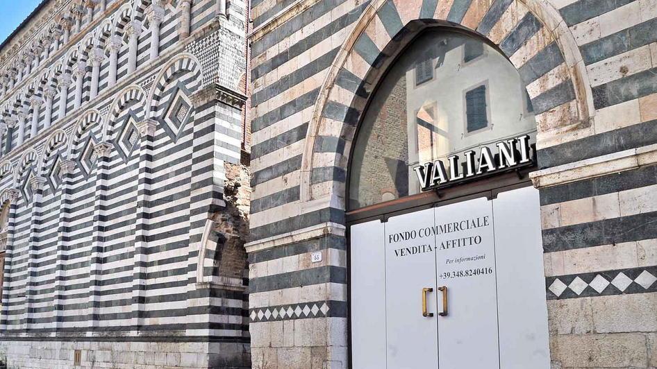 L'ex caffè Valiani di via Cavour (foto Gori)