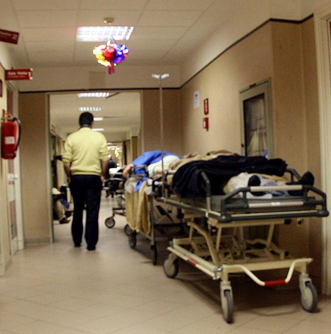 Pronto soccorso, un altro assedio. Sono finite anche le barelle 