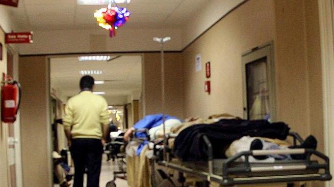 Pronto soccorso, un altro assedio. Sono finite anche le barelle