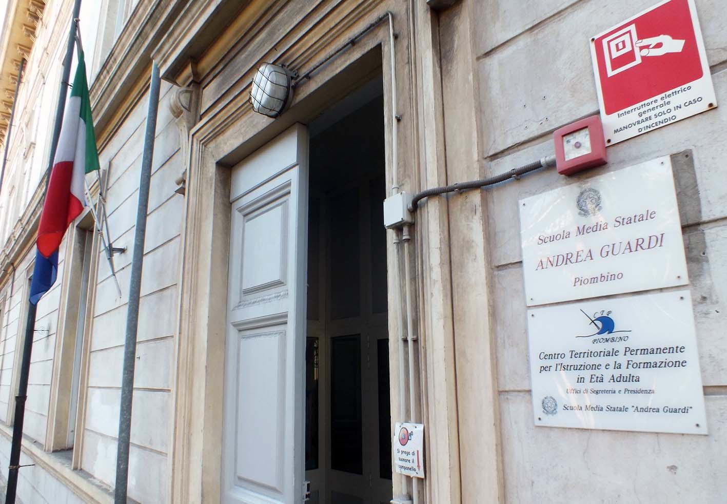 L'ingresso della scuola media Guardi
