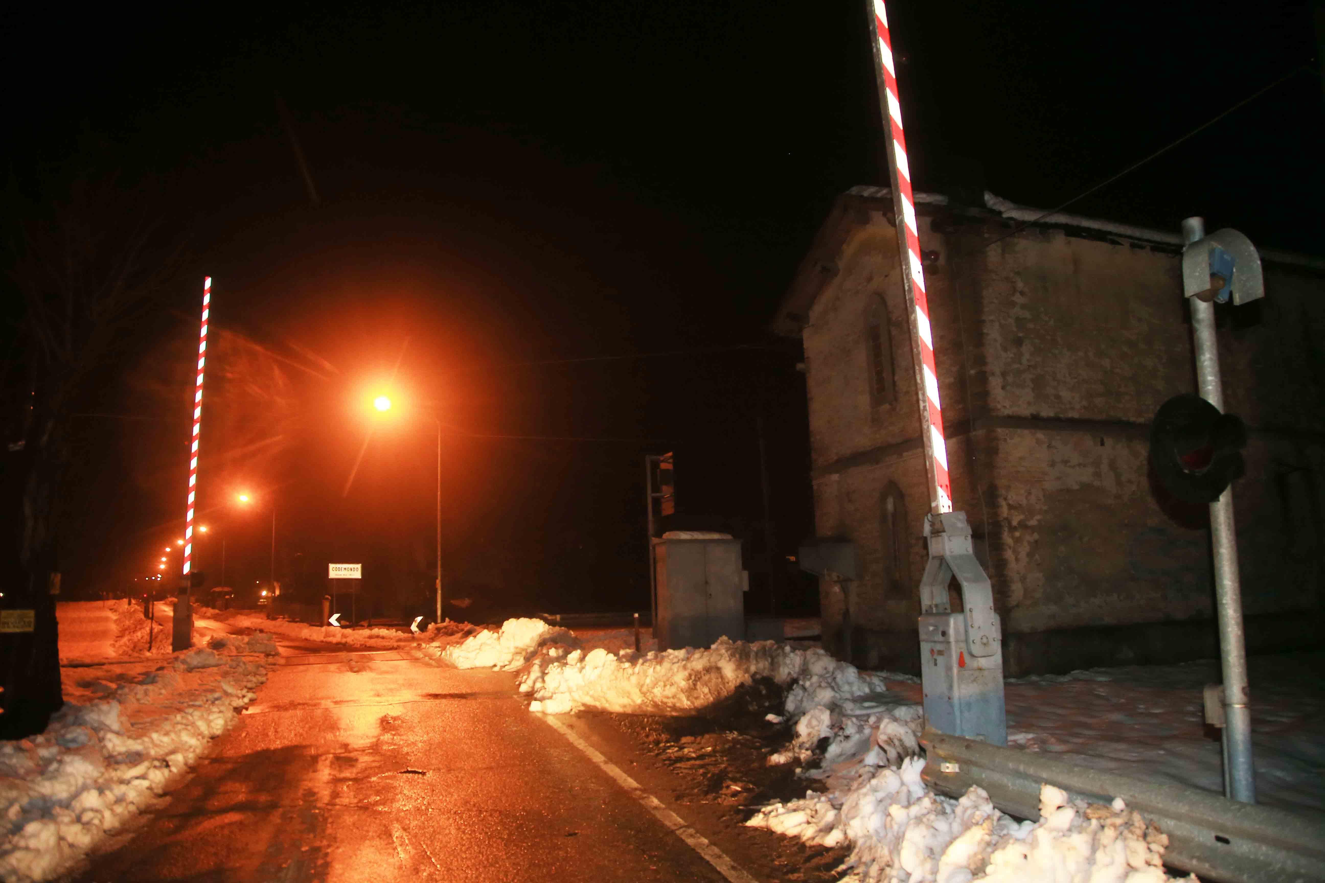 Le sbarre del passaggio a livello...non si sono abbassate 