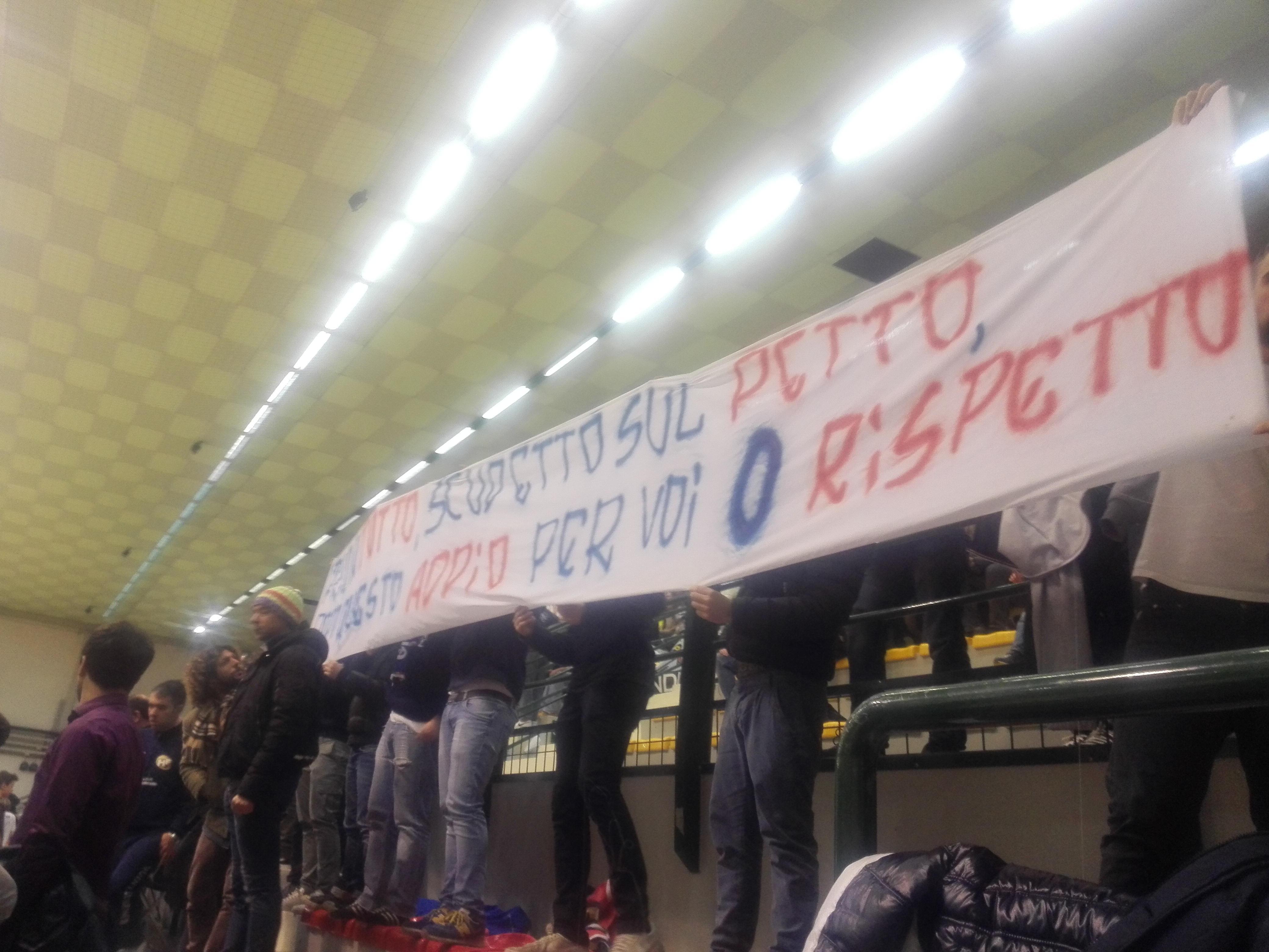 Gli striscioni al Palasport di Vittoria Apuana pro-Crudeli e contro la società del Forte