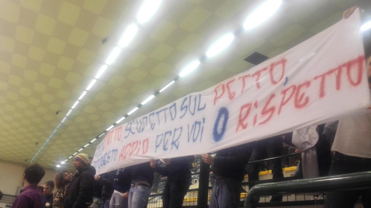 Gli striscioni al Palasport di Vittoria Apuana pro-Crudeli e contro la società del Forte