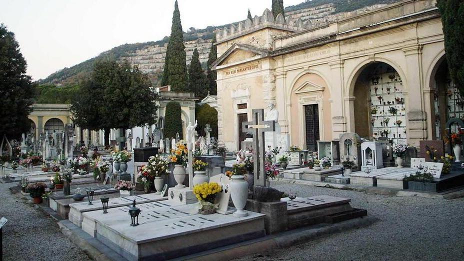Cimiteri, gestione prorogata dopo la gara andata a vuoto