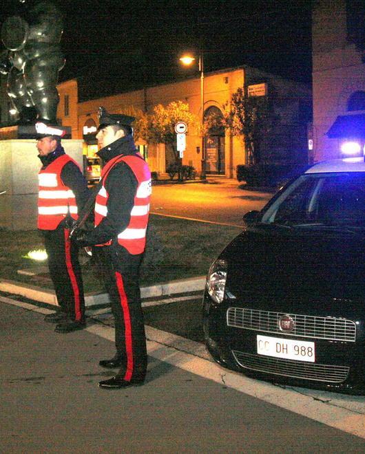Calci all’auto in sosta, dentro c’è un carabiniere