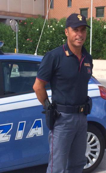 Picchiano una donna per rubarle soldi e gioielli