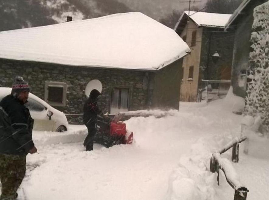 Strada ghiacciata, tir finisce fuori strada 