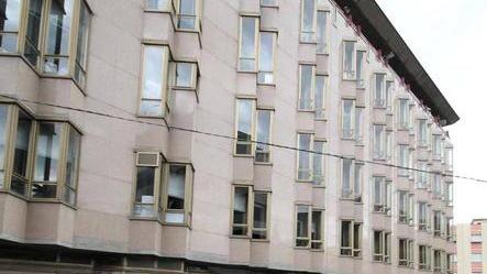 Ombrellate alla porta del Comune, 170 euro di multa