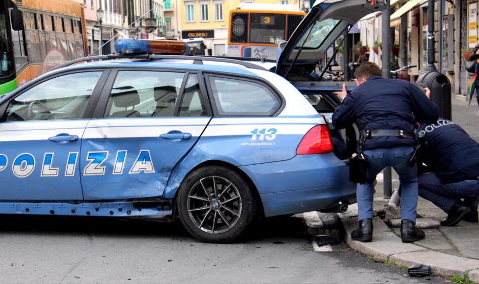 Volante distrutta nello schianto in centro