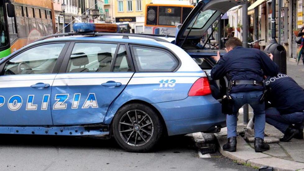 Volante distrutta nello schianto in centro