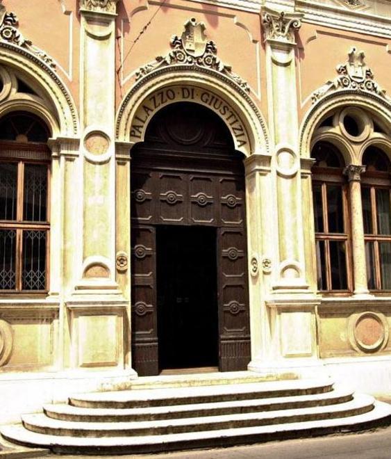 Urti, spinte e schiaffi ai bambini dell’asilo nido 