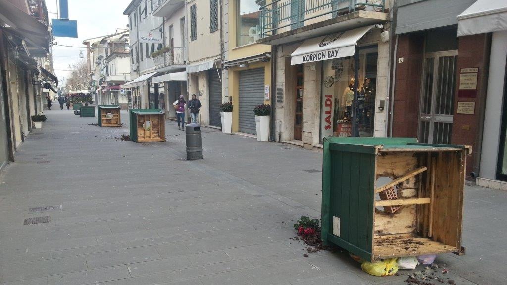Le fioriere abbattute in via Battisti