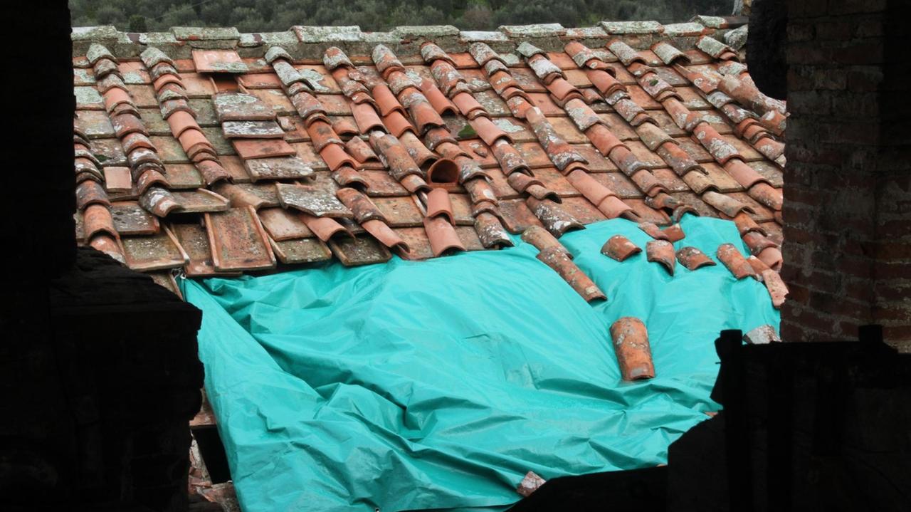 Il telo che copre il buco sul tetto della Certosa