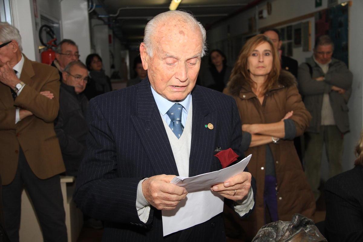 Alvaro Meossi saluta gli studenti durante la consegna della borsa di studio intitolata al figlio (foto Russo)