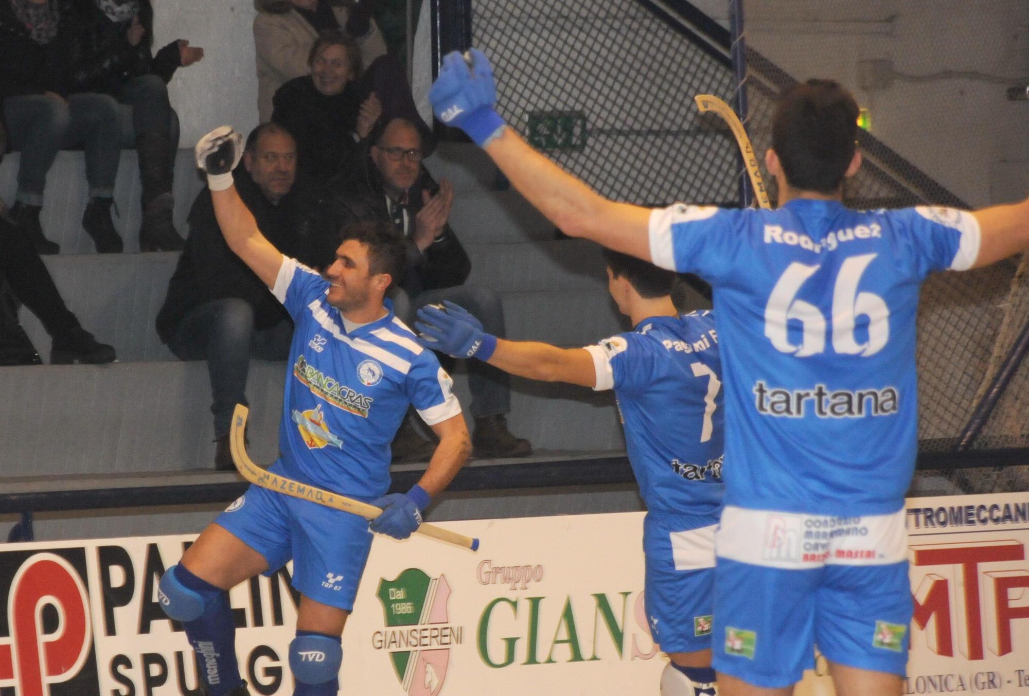 I giocatori del Banca Cras Follonica esultano dopo un gol (foto Giorgio)