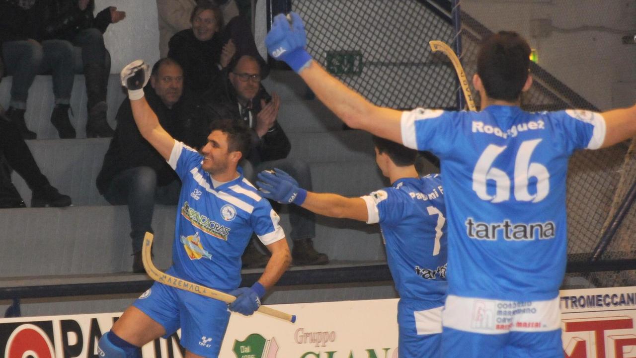 I giocatori del Banca Cras Follonica esultano dopo un gol (foto Giorgio)