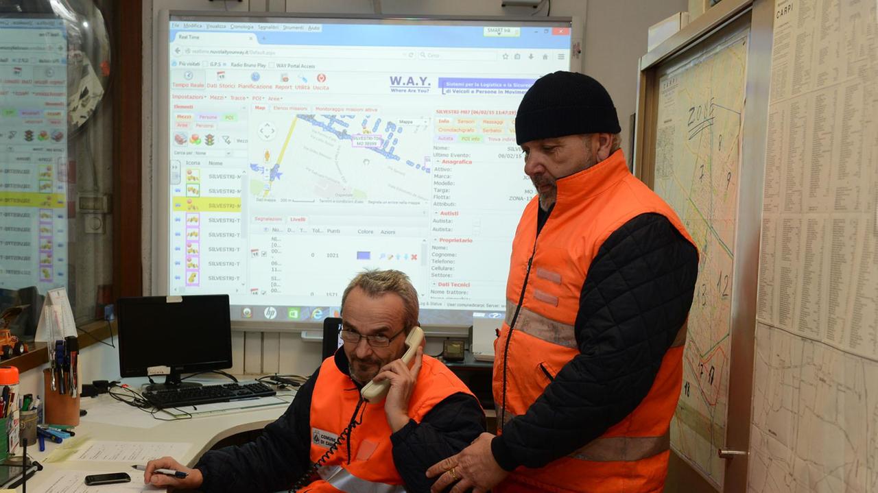 Operatori al lavoro per contrastare l'emergenza neve