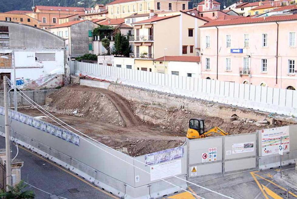 Massa, proteste per il ritardo dei lavori al mercato coperto