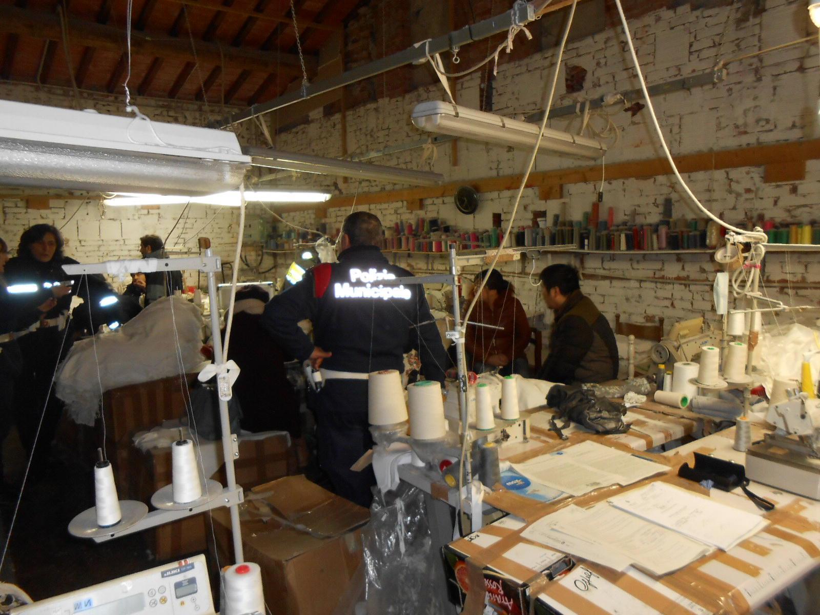 Controlli della polizia municipale in una confezione cinese