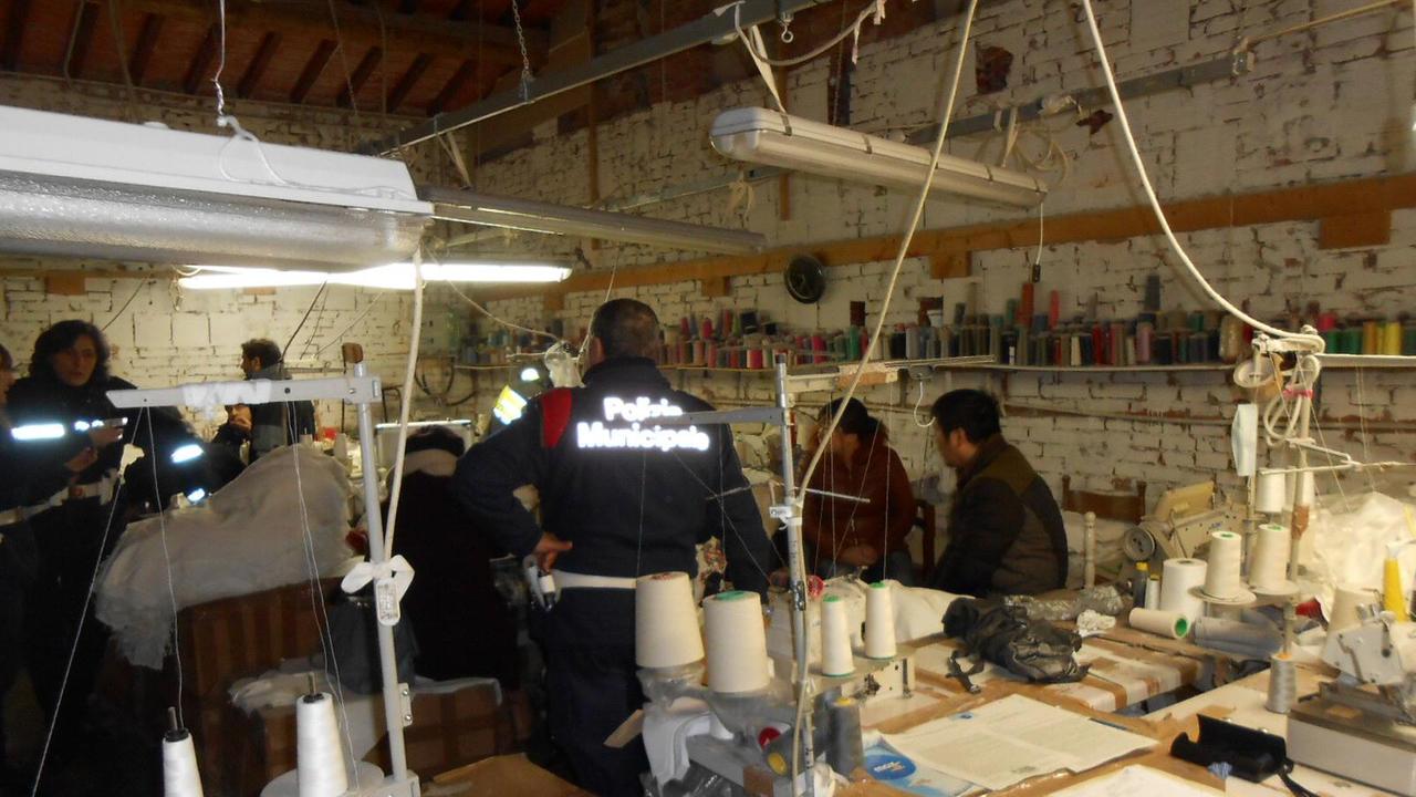 Controlli della polizia municipale in una confezione cinese