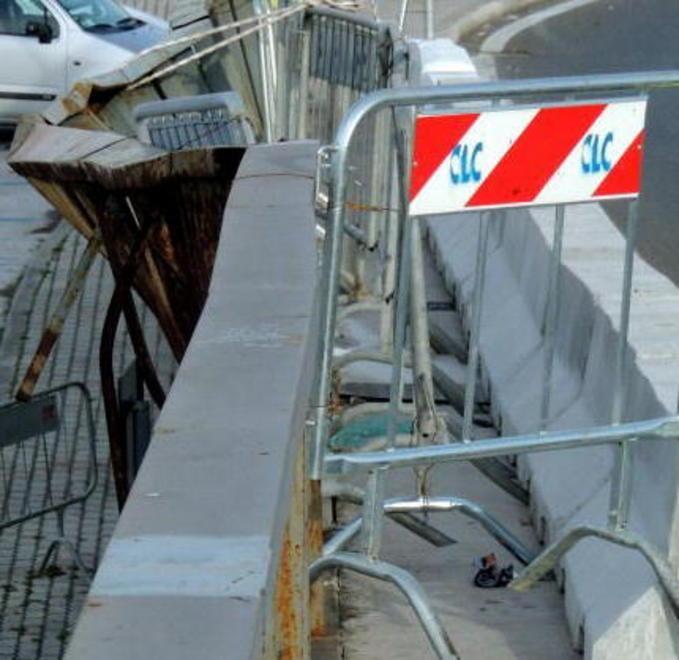Ponte Santa Trinita, la ringhiera è molto pericolante 