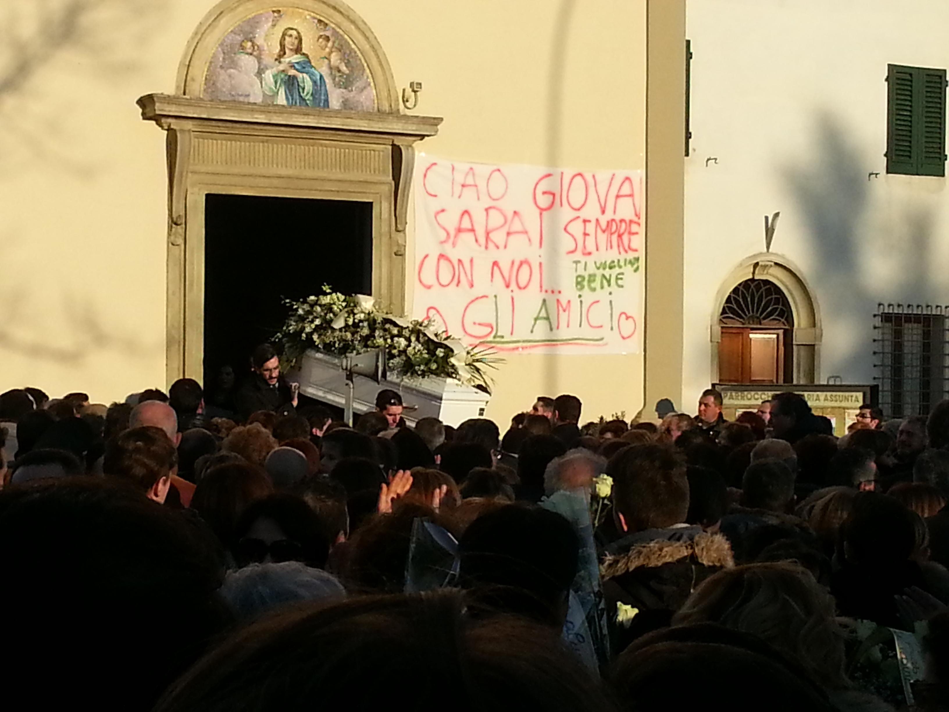 L'uscita della bara dalla chiesa di Bassa