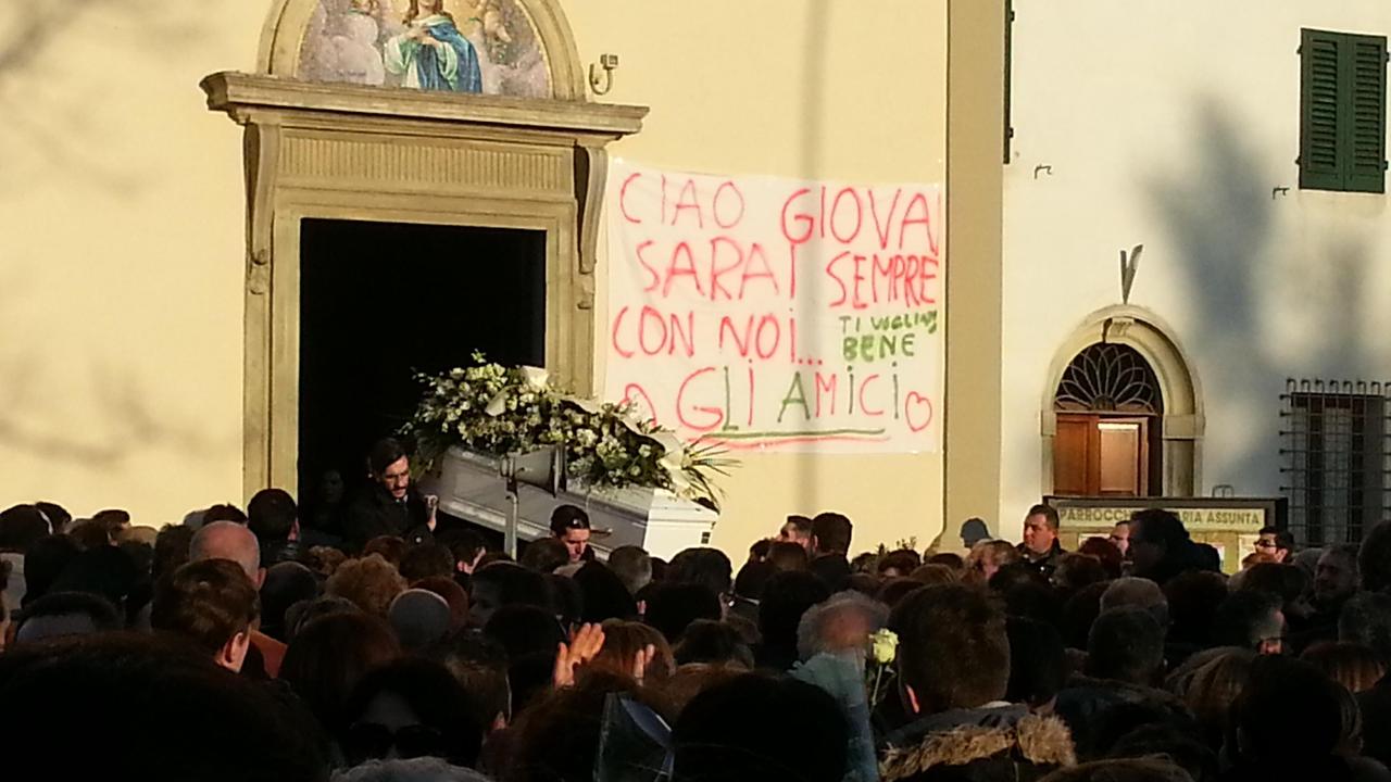 L'uscita della bara dalla chiesa di Bassa